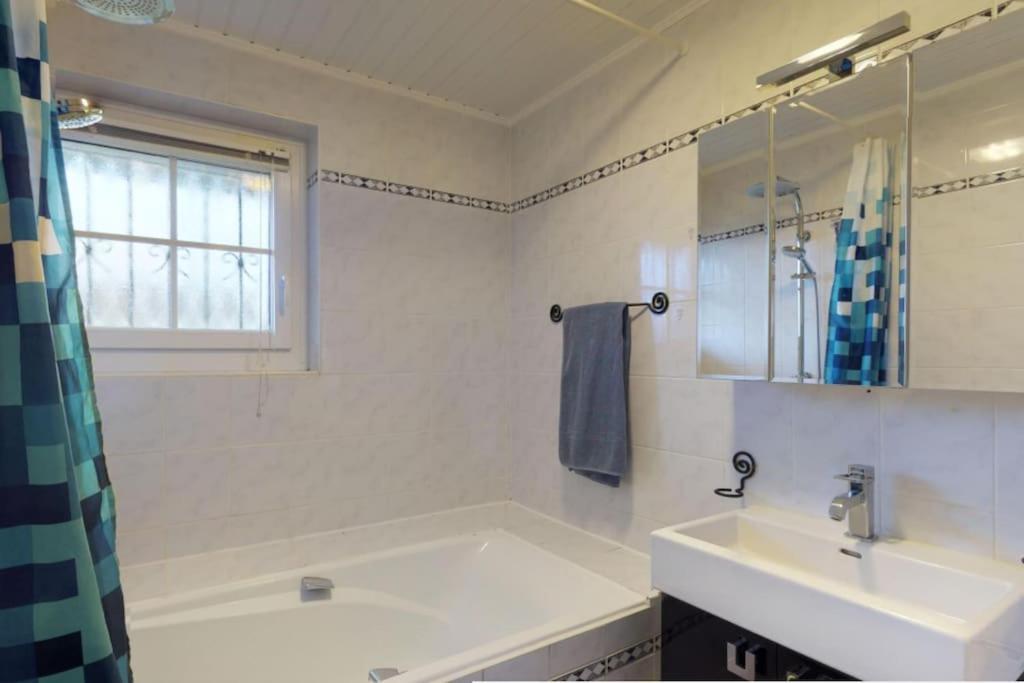 Cheerful Villa With Fireplace, Bath-Tub And Garden Noville Esterno foto