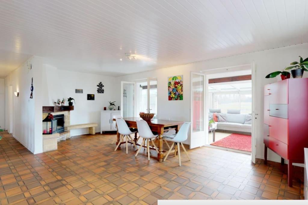 Cheerful Villa With Fireplace, Bath-Tub And Garden Noville Esterno foto